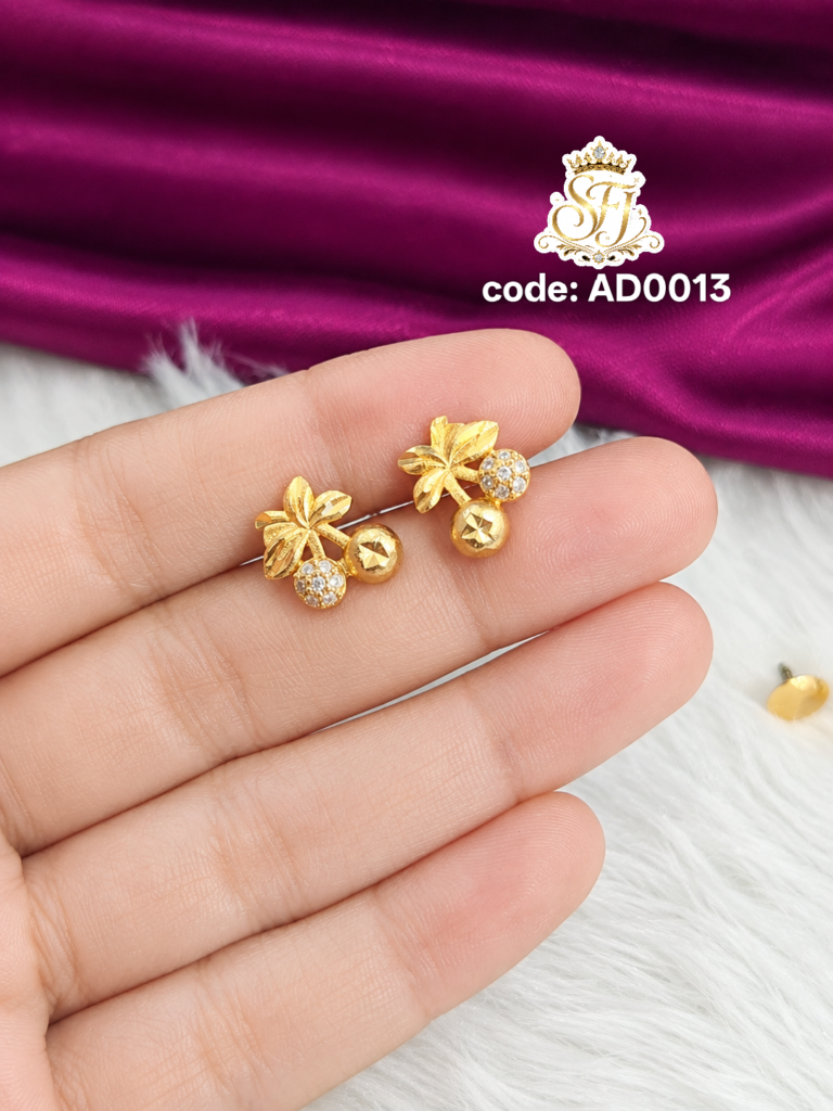 Floral gold stud earring