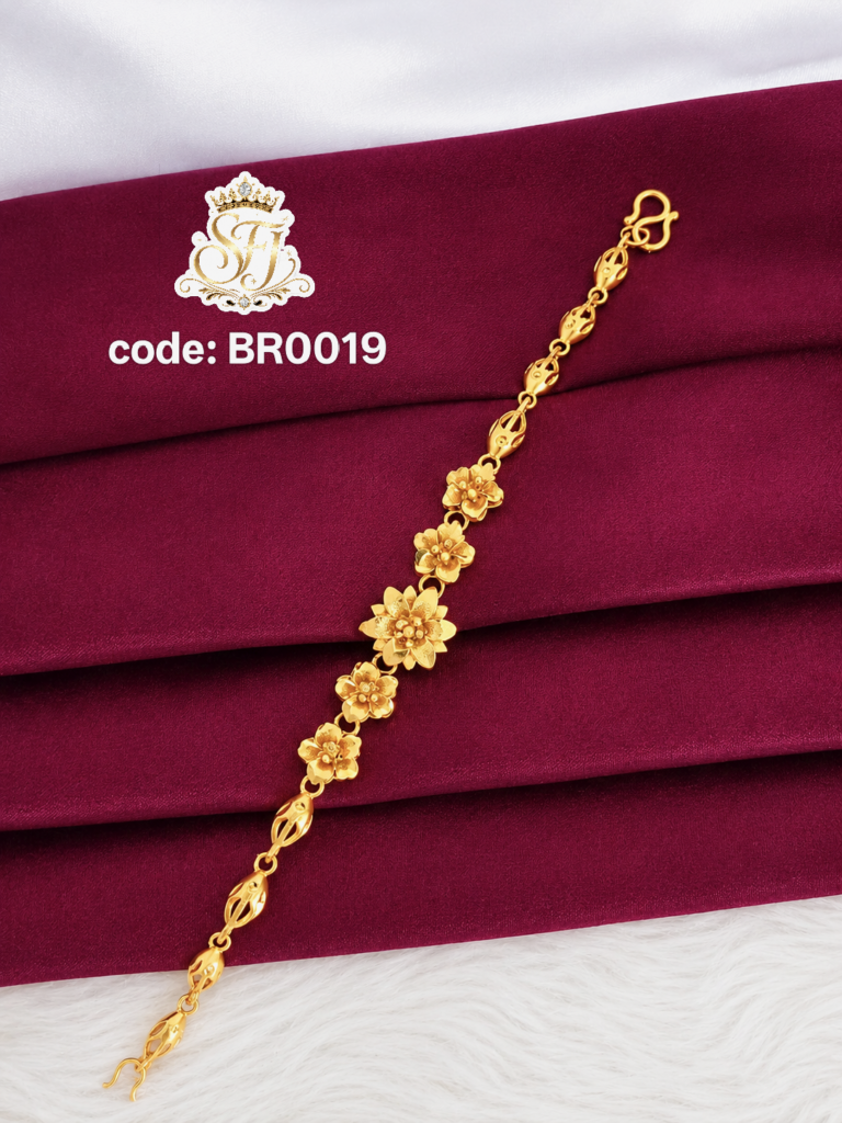 Gold.look bracelet