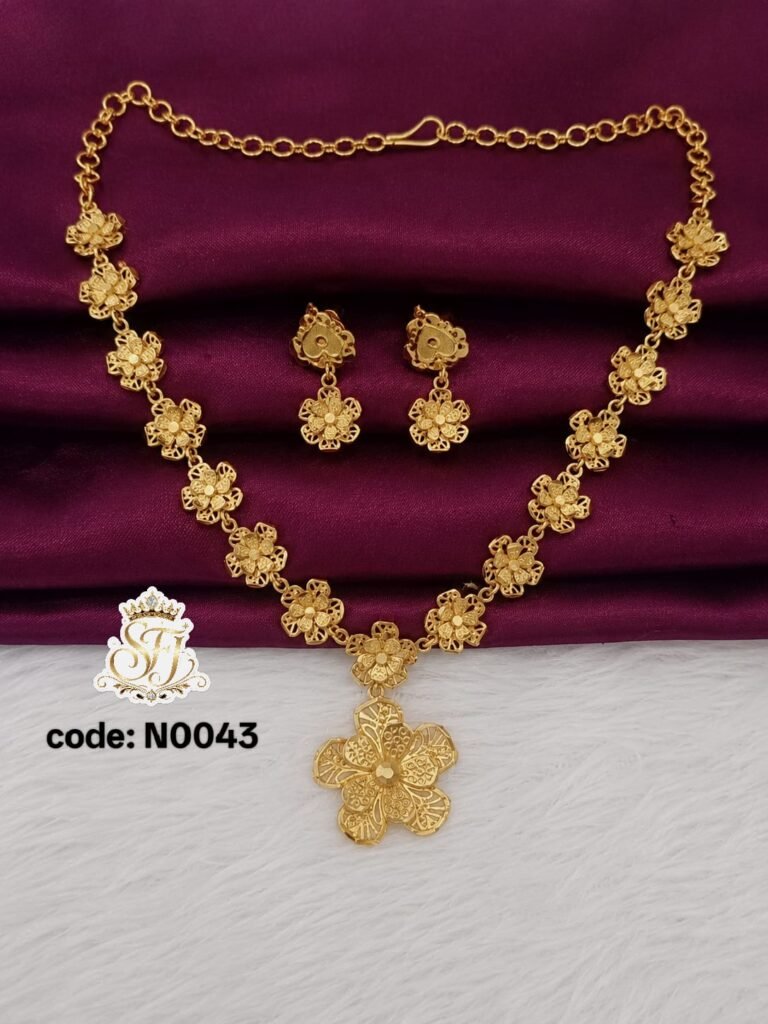 FLORAL NECKLACE