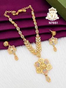 Floral design tricolor necklace