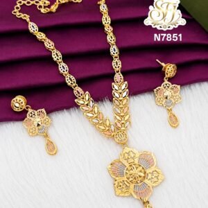 Floral design tricolor necklace