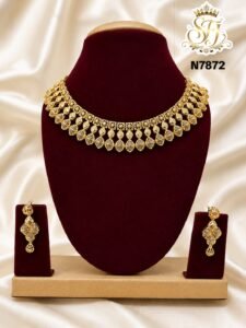 Leaf pattern necklace