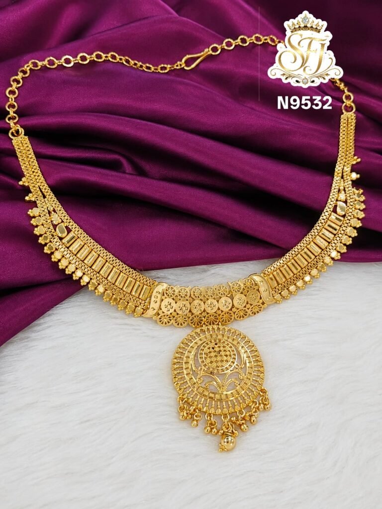 PREMIUM EYE CATCHING NECKLACE