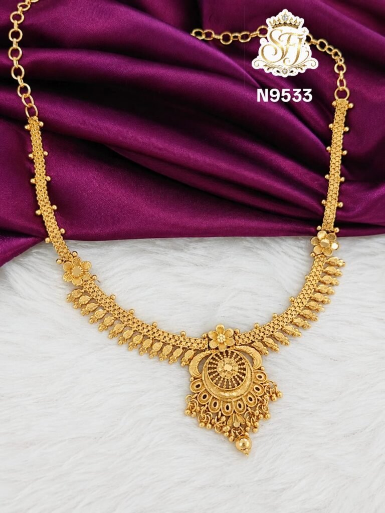 PREMIUM CROWN NECKLACE