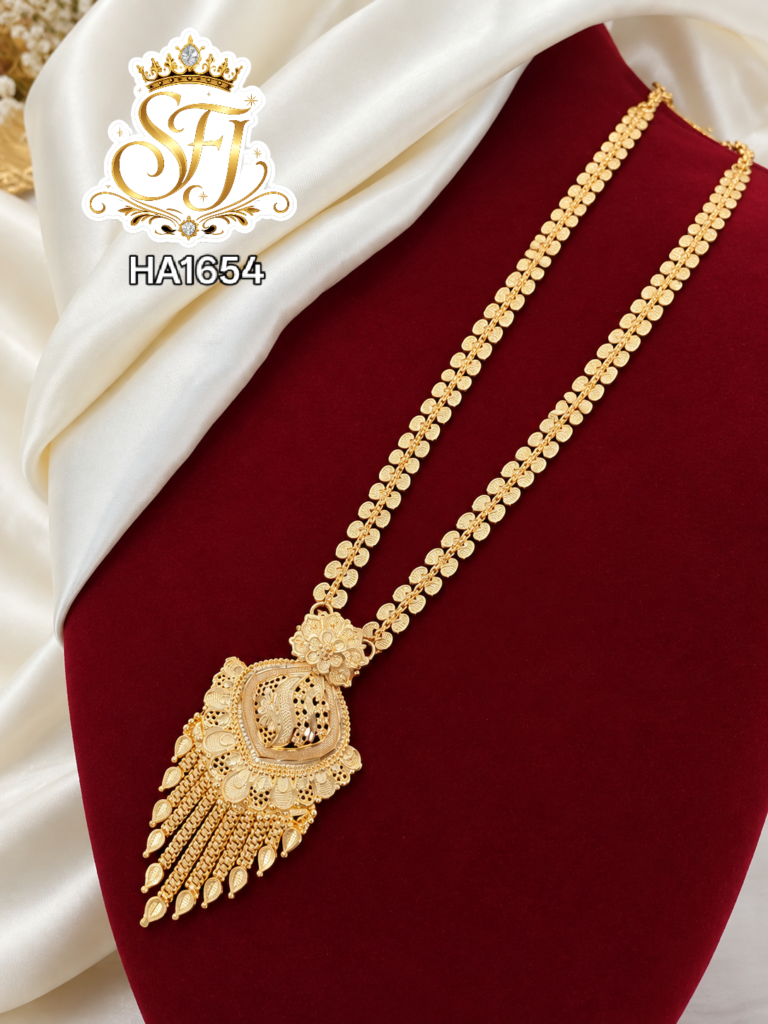 Bridal gold covering middle haram with intricate pendant